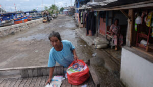 Doni Serang Aktivitas Warga Terdampak Banjir Rob Mulai Normal 1