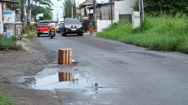 Doni Serang Jalan Berlubang di Sayabulu Kota Serang Dipasang Keranjang Kayu 1