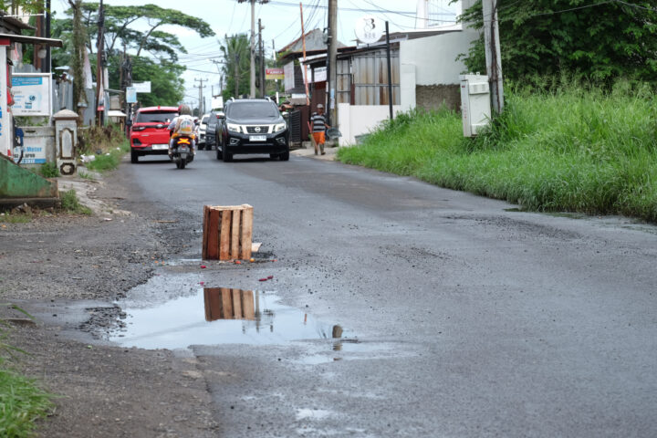 Doni Serang Jalan Berlubang di Sayabulu Kota Serang Dipasang Keranjang Kayu 1