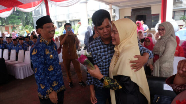 Doni Serang Kejutan Anak Bungsu Untuk Pj Walikota Serang Nanang Saefudin Dan Istri di Hari Ibu 1