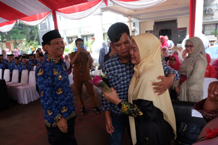 Doni Serang Kejutan Anak Bungsu Untuk Pj Walikota Serang Nanang Saefudin Dan Istri di Hari Ibu 1