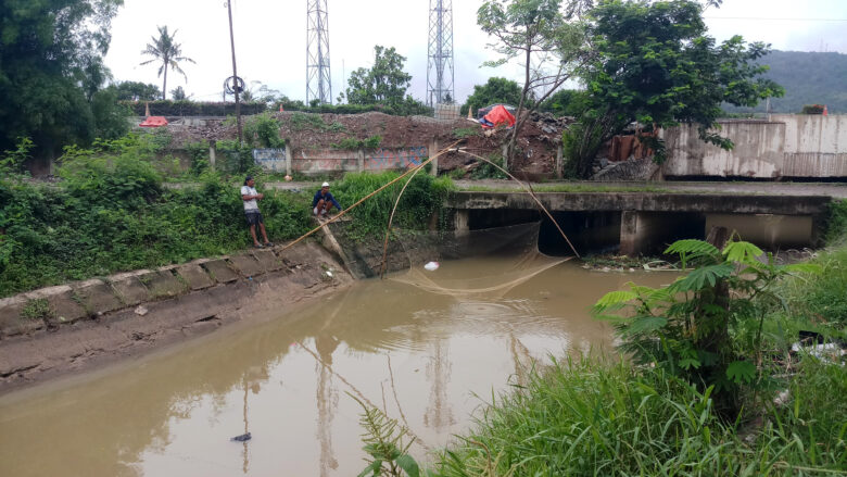 Doni Serang Menjaring Ikan Gunakan Jaring Tradisional Anco 1