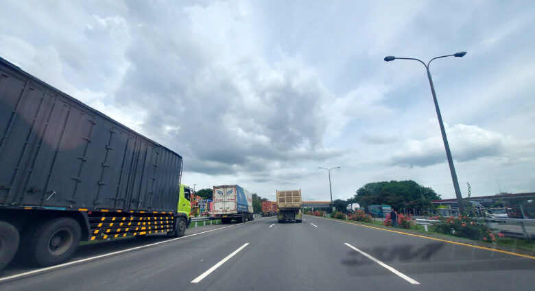 Doni Serang Truk Parkir Liar Dibahu Jalan Tol Tangerang Merak KM 69 Arah Tangerang 1