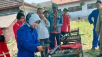 Peserta pelatihan las diajarkan skill memotong besi.