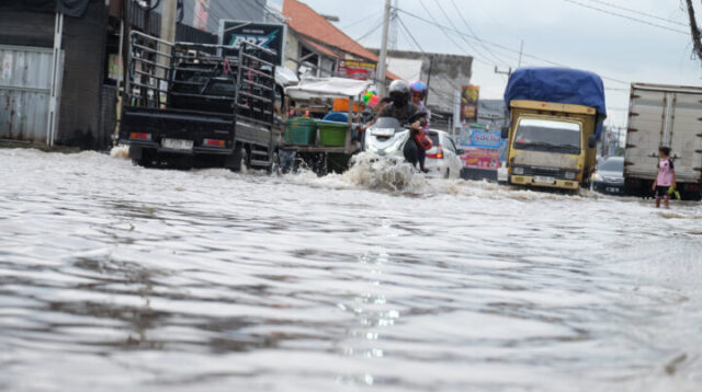 Doni Serang Jalan Ayip Usman Kota Serang Terendam Banjir 1