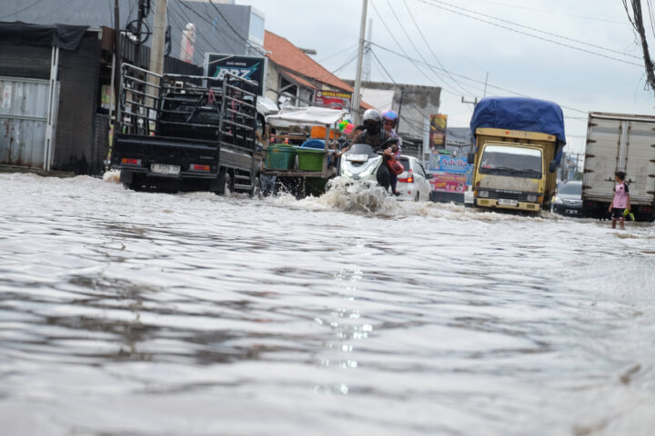 Doni Serang Jalan Ayip Usman Kota Serang Terendam Banjir 1