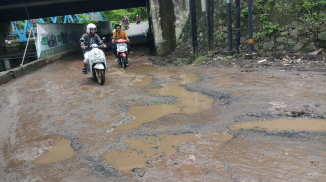 Doni Serang Jalan Bebojong Kota Serang Rusak Parah 1