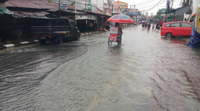 Doni Serang Jalan Cigabus Kota Serang Banjir 1