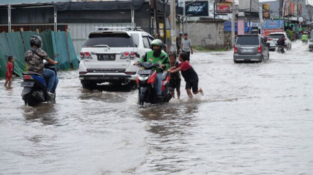 Doni Serang Kendaraan Mogok Akibat Menerobos Banjir di Jalan Ayip Usman Kota Serang 1