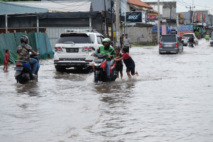 Doni Serang Kendaraan Mogok Akibat Menerobos Banjir di Jalan Ayip Usman Kota Serang 1