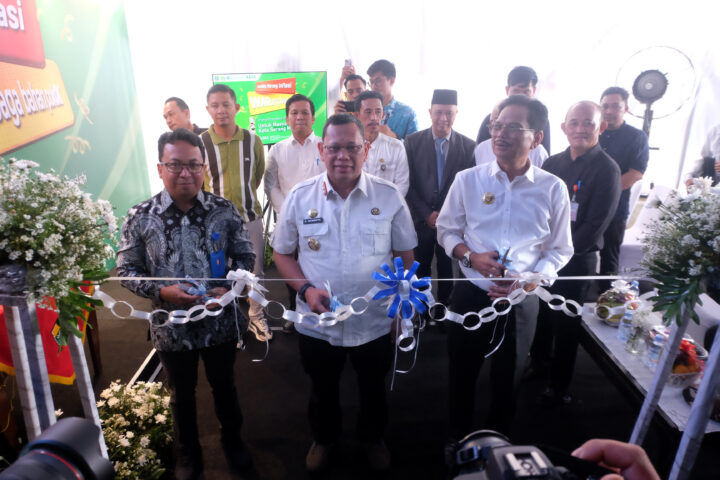 Doni Serang Pj Gubernur Banten Ucok Abdulrauf Damenta Launching Warung Inflasi di Pasar Lama Kota Serang 1