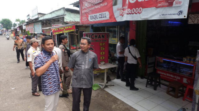 Doni Serang Wahyu Nurjamil dan Farach Richi Tinjau PKL Sisi Rel Stadion Maulana Yusuf 1