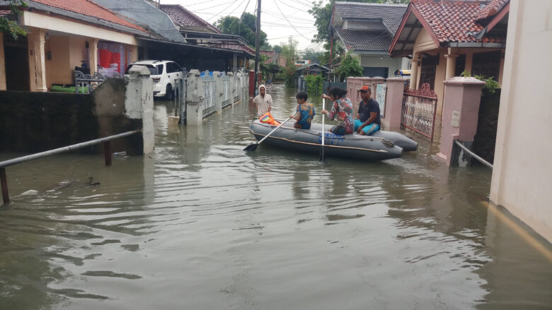 Doni Serang Warga Gunakan Perahu Karet Karena Komplek Gang Gabus Kebanjiran 1