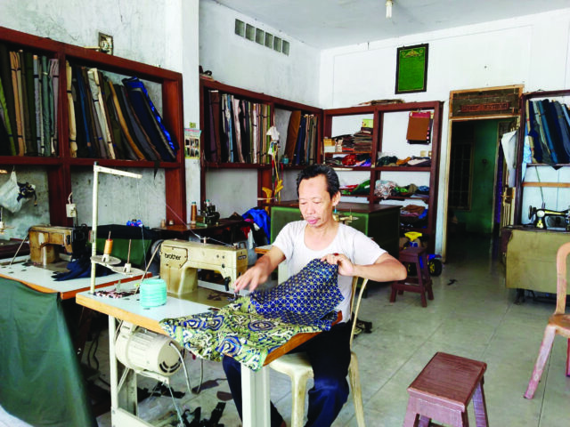 Tukang Jahit Pakaian Kebanjiran Orderan