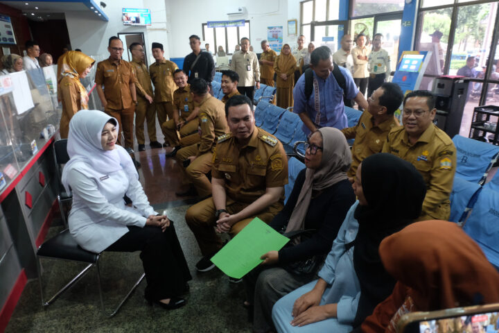 Doni Serang Budi Rusatandi Ditemani Istri Tinjau Pelayanan Disdukcapil Kota Serang Saat Eror 1