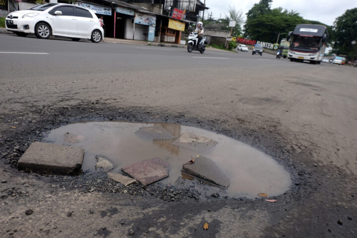 Doni Serang Jalur Mudik di Jalan Protokol di Kota Serang Berlubang 1