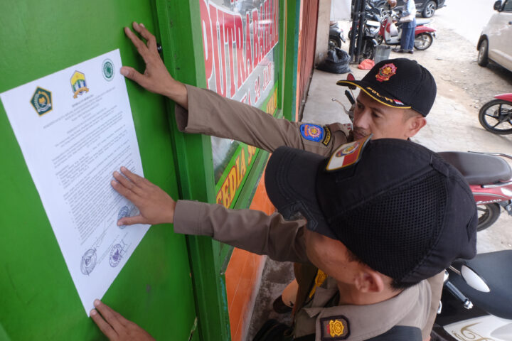 Doni Serang Pol PP Kota Serang Pasang Stiker Imbauan di Rumah Makan 1