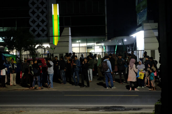 Doni Serang Warga Rela Antre Sedari Malam Demi Dapatkan No Antrean di BPJS Ketenagakerjaan Serang 1