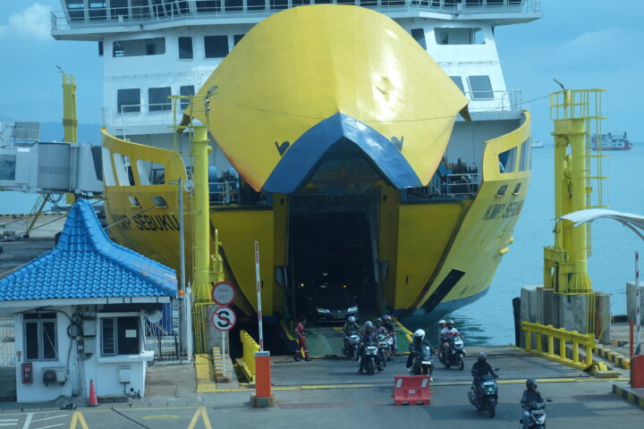 Cilegon Pelabuhan Eksekutif Pelabuhan Merak Ramai 1 4