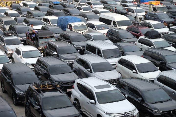 Doni Cilegon Ratusan Kendaraan Pemudik Yang Ingin Menyebrang ke Pulau Sumatera Masih Antre di Pelabuhan Eksekutif Merak 1