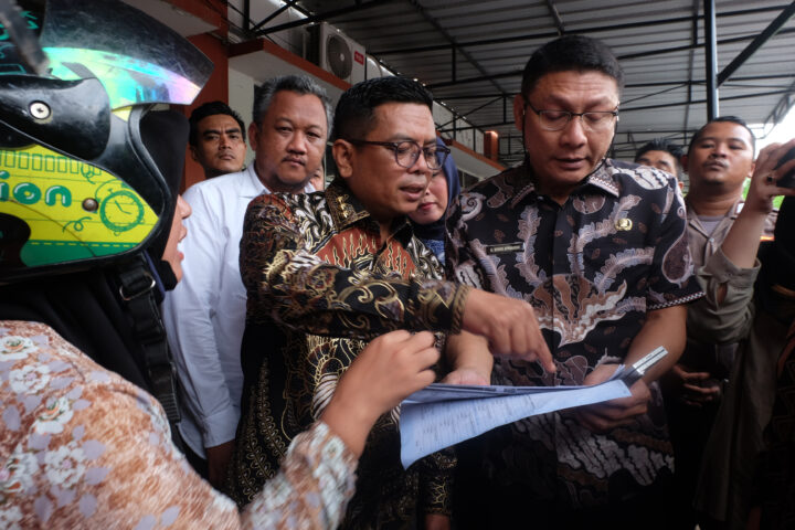 Doni Serang Gubenrur Banten Andra Soni Tinjau Pemutihan Pajak di Samsat Serang 1