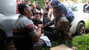 Doni Serang Gubernur Banten Andra Soni Duduk Lesehan Dengan Wajib Pajak Saat Tinjau Antrean Pemutihan Pajak 1