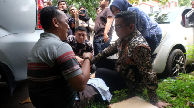 Doni Serang Gubernur Banten Andra Soni Duduk Lesehan Dengan Wajib Pajak Saat Tinjau Antrean Pemutihan Pajak 1