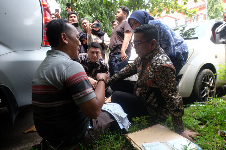 Doni Serang Gubernur Banten Andra Soni Duduk Lesehan Dengan Wajib Pajak Saat Tinjau Antrean Pemutihan Pajak 1