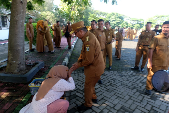 Doni Serang Gubernur Banten Andra Soni Spontan Ajak Salam Pedagang Kopi Asongan 1