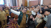 Doni Serang Gubernur Banten Swafoto Dengan Mahasiswa UNSERA 1
