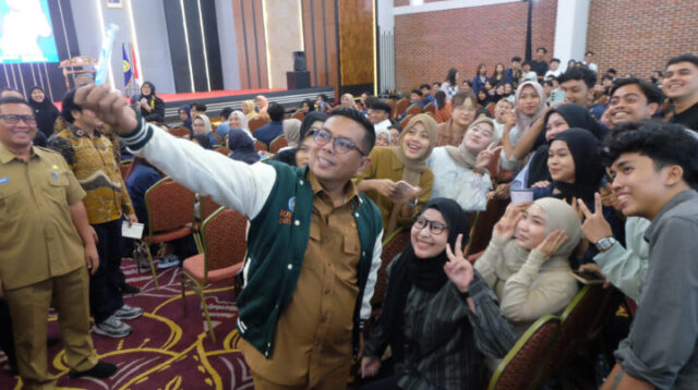 Doni Serang Gubernur Banten Swafoto Dengan Mahasiswa UNSERA 1