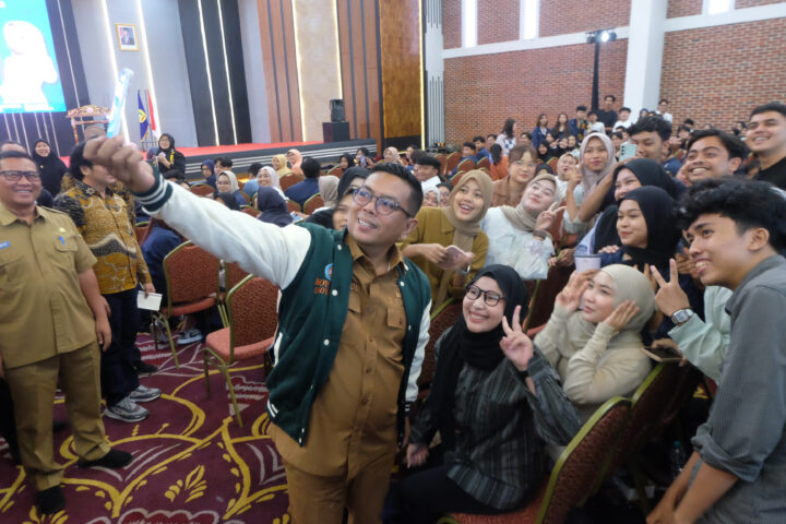 Gubernur Banten Swafoto Dengan Mahasiswa UNSERA Doni Serang Gubernur Banten Swafoto Dengan Mahasiswa UNSERA 1