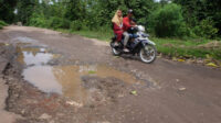 Doni Serang Jalan Pancur Taktakan Rusak 1
