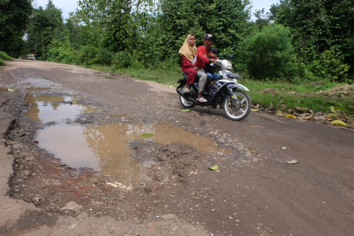 Doni Serang Jalan Pancur Taktakan Rusak 1