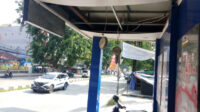 Doni Serang Plafon Halte Depan Gerbang Untirta Kota Serang Jebol 1