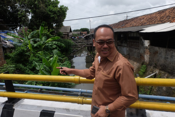 Doni Serang Puluhan Rumah di Bantaran Sungai Terdampak Normalisasi 1