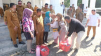 Doni Serang Usai Borong dan Salaman Gubernur Banten Andra Soni Ajak Pedagang Kopi Asongan Foto Bersama 1