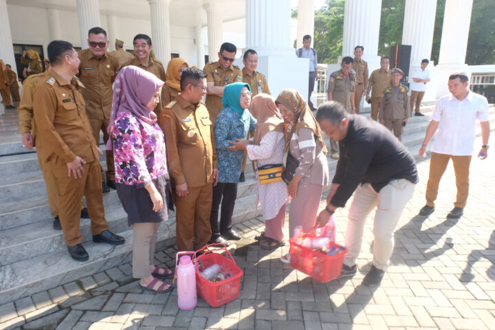 Doni Serang Usai Borong dan Salaman Gubernur Banten Andra Soni Ajak Pedagang Kopi Asongan Foto Bersama 1