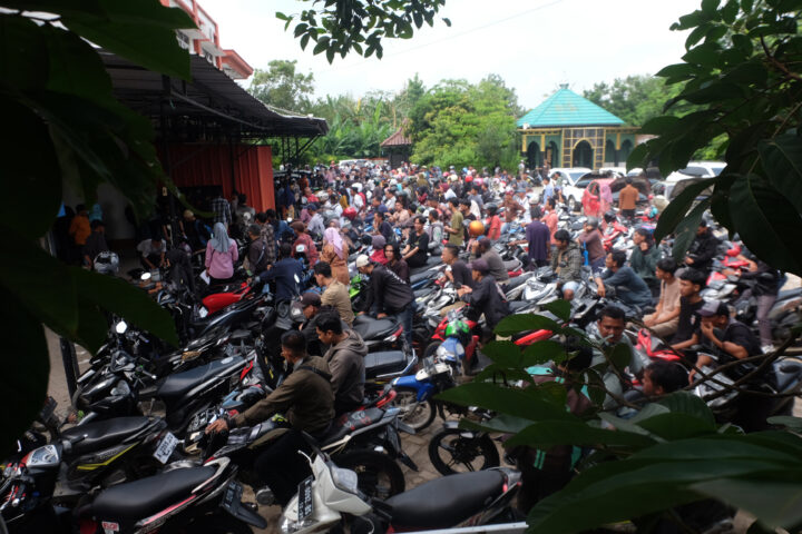 Doni Serang Wajib Pajak Membludak di Samsat Serang 1