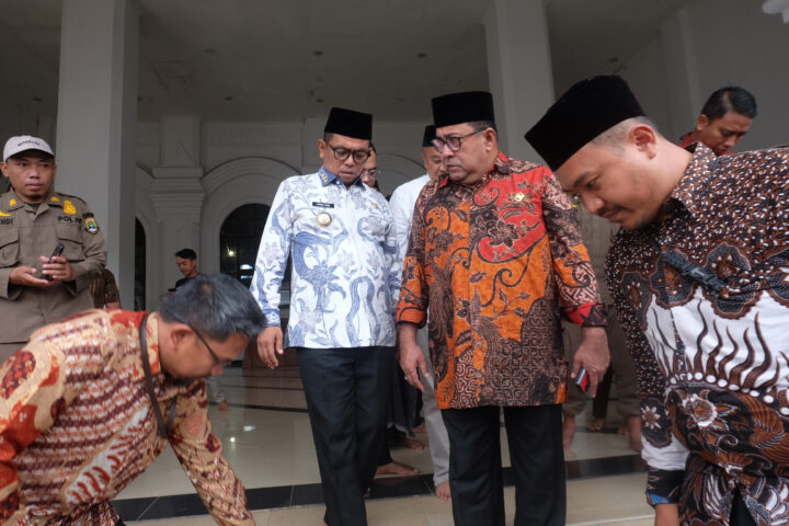 Doni Serang Wakil Gubernur DKI Jakarta Rano Karno Salat Jumat di Masjid Raya Albantani 1