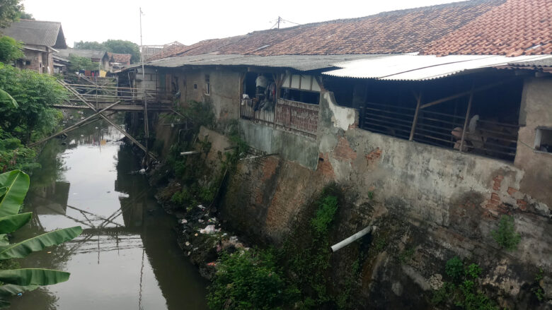 Doni Serang Warga Bantaran Kali Bedeng Pasrah Jika Direlokasi 1