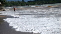 Gelombang Tinggi di Pantai Pasir Putih Ciparay Anyer Doni Serang Gelombang Tinggi di Pantai Pasir Putih Ciparay Anyer 1