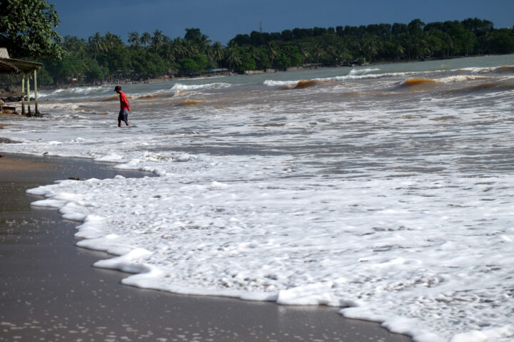 Doni Serang Gelombang Tinggi di Pantai Pasir Putih Ciparay Anyer 1