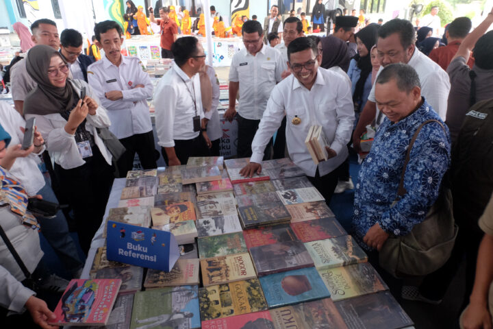 Doni Serang Gubernur Banten Andra Soni Borong Buku Best Seller 1