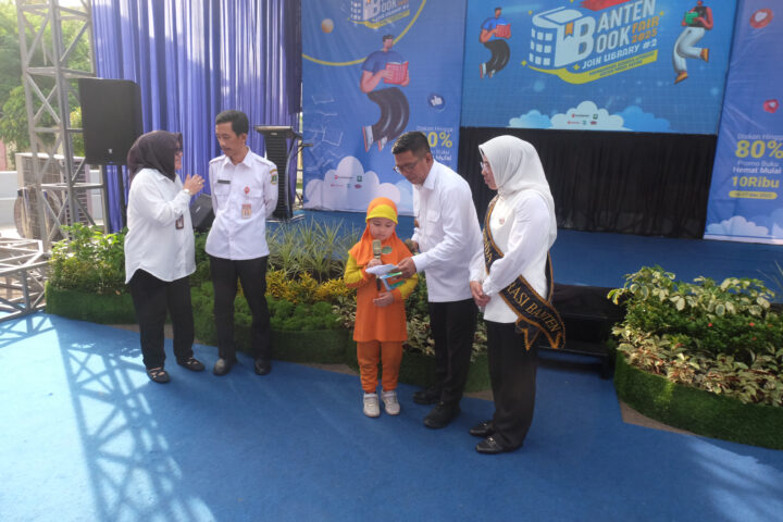 Doni Serang Gubernur Banten Andra Soni Mendapatkan Surat Harapan Dari Anak TK 1