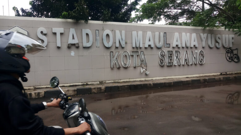 Doni Serang Huruf Stadion Maulana Yusuf Rusak 1