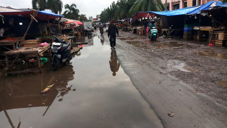 Doni Serang Jalanan Pasar Rau Kota Serang Becek 1