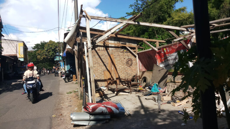 Lapak PKL Sisi Rel KA Stadion Maulana Yusuf Mulai Bongkar Sendir Doni Serang Lapak PKL Sisi Rel KA Stadion Maulana Yusuf Mulai Bongkar Sendiri 1
