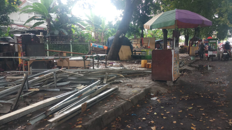 Doni Serang Lapak Sisi Rel KA Stadion Maulana Yusuf Mulai Rata Dengan Tanah 1