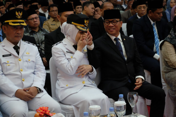 Doni Serang Momen Ratu Zakiyah Cium Tangan Suami Sesaat Dilantik Jadi Bupati Serang 1